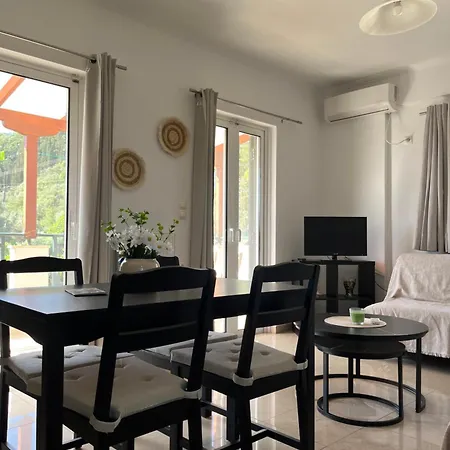 Apartman Cozy In City's Suburbs #1st Floor